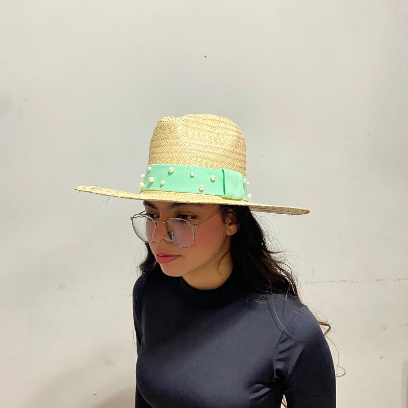 Chapéu modelo Panamá palha fina com elástico e pérolas